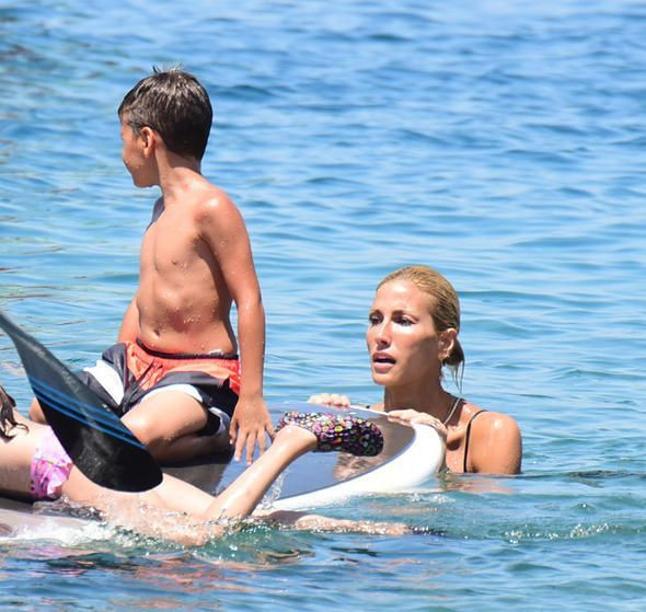 Çağla Şıkel'den sörf denemesi - Resim : 3