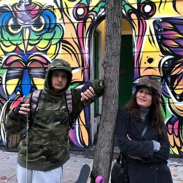 Ünlü oyuncudan evlat ziyareti! Sevgilisi de eşlik etti