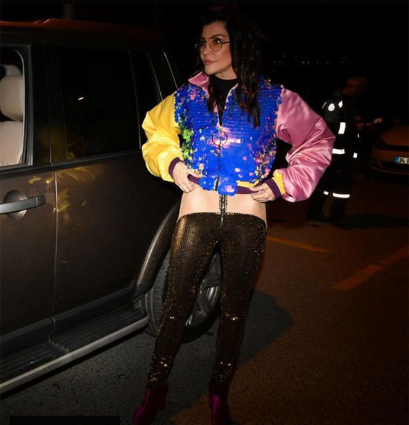 Deniz Akkaya'nın kıyafeti olay oldu! - Resim : 2