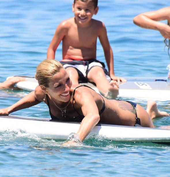 Çağla Şıkel'den sörf denemesi - Resim : 2