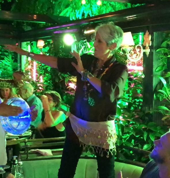 Joan Baez'den konser sonrası göbekli kutlama - Resim : 3