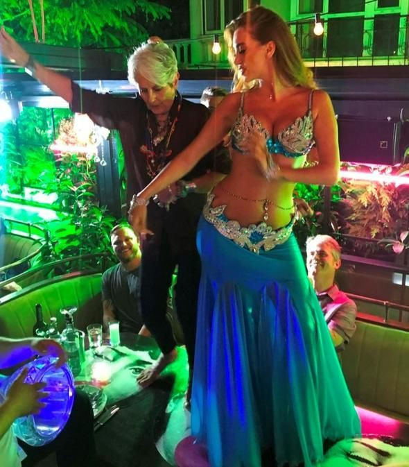 Joan Baez'den konser sonrası göbekli kutlama - Resim : 2