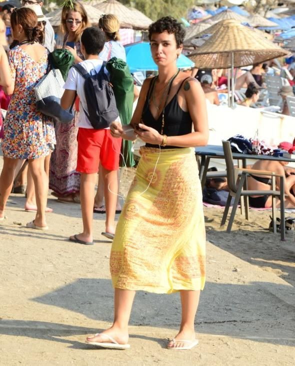 Kuzeninin açıklamalarıyla ilgili soru, ünlü oyuncuyu kızdırdı! - Resim : 2