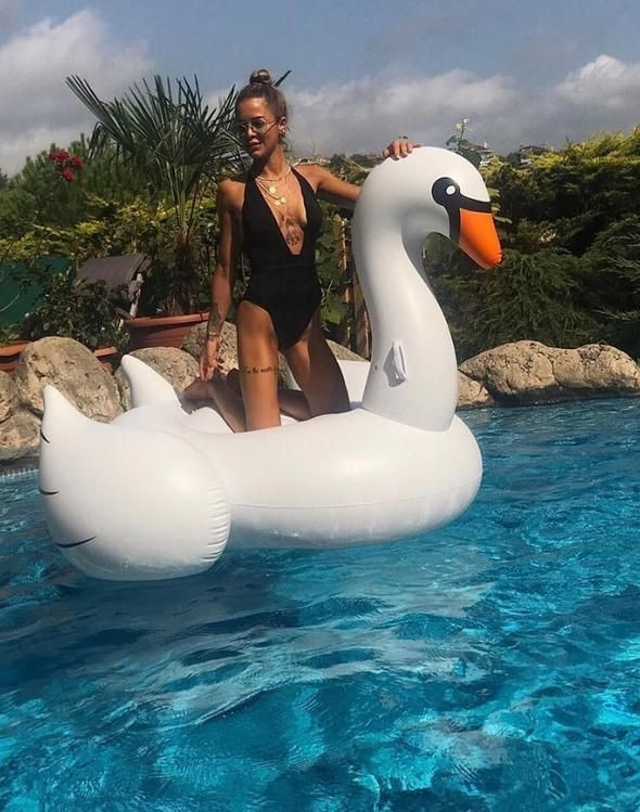 Eliz Sakuçoğlu, Murat Boz’u Çeşme’de yakın takibe aldı