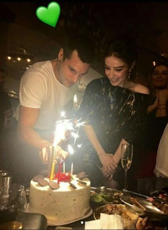 Sevgilisine sürpriz parti yaptı