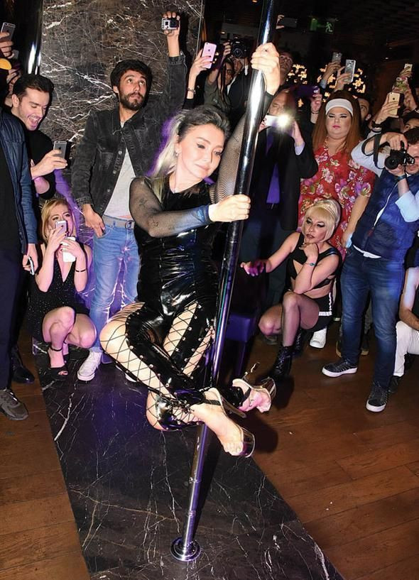 Yonca Evcimik'ten 40. yıla özel direk dansı!