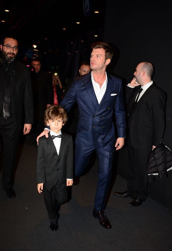 Kıvanç Tatlıtuğ'a eşinden öpücüklü kutlama - Resim : 2