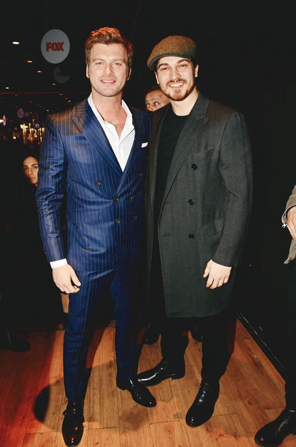 Kıvanç Tatlıtuğ'a eşinden öpücüklü kutlama - Resim : 4