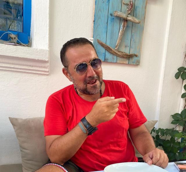 Yıllardır kilolarıyla bilinen ünlü komedyen Ata Demirer, ilk kez bu kadar zayıflamış göründü... İşte Ata'nın son hali...