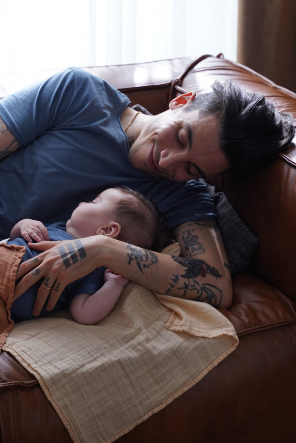 2018 yılında evlenen şarkıcı Can Bonomo ve oyuncu Öykü Karayel, oğullarınının doğumundan 3 ay sonra birlikte kamera karşısına geçtiler... - Resim : 2