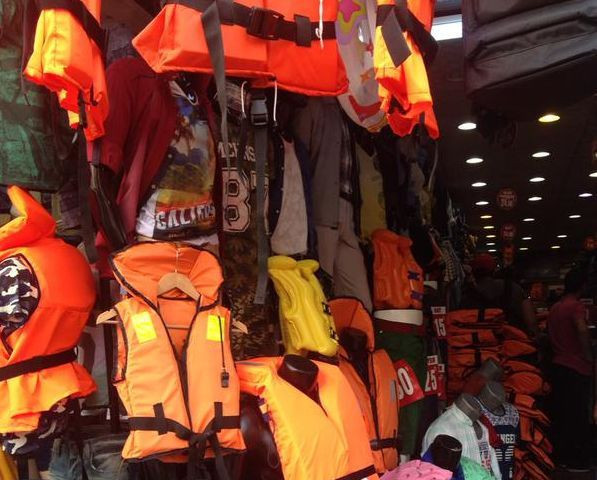 Reuters muhabirinden şok iddia: Sığınmacılara sahte can yeleği satılıyor