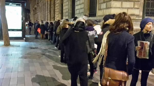 Fransa'da Charlie Hebdo kuyruğu!