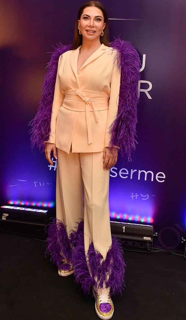 Ünlü şarkıcı Ebru Yaşar'a Gülşen soruldu. Ebru Yaşar'dan, Bergen’in ‘Sen Affetsen Ben Affetmem’ parçasını yorumlayan popçu Gülşen ile ilgili soruya flaş yanıt