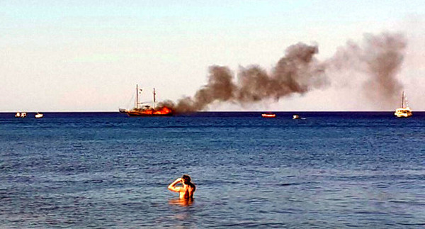 Tur teknesi denizin ortasında alev alev yandı. Korku dolu anlar yaşandı. 10'larca insan ölüm kalım savaşı verdi