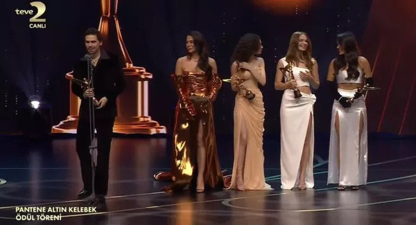 48. Pantene Altın Kelebek Ödülleri sahiplerini buldu. İşte Pantene Altın Kelebek'i kazananlar... Arabeks fantezi dalında en iyi kadın şarkıcı Ebru Yaşar oldu. Altın Kelebek'e Yargı damga vurdu. İşte Altın Kelebek'te yaşananlar - Resim : 3