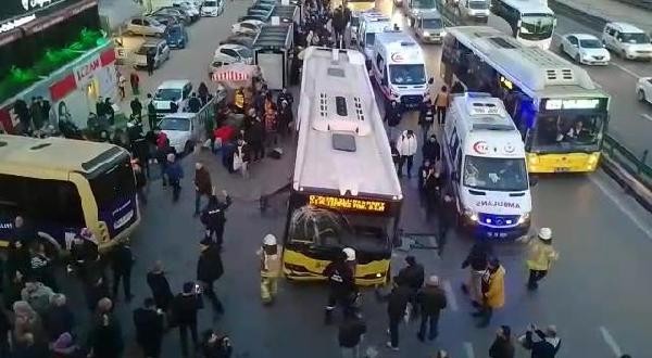 İstanbul'da korkunç kaza! Bahçelievler'de İETT otobüsü yolcu durağına daldı. Çok sayıda yaralı var... Bir kişi de hayatını kaybetti - Resim : 2