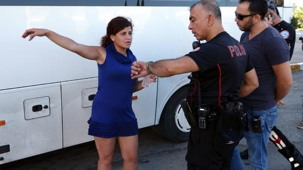 Antalya'da bıçaklı kapkaç dehşeti