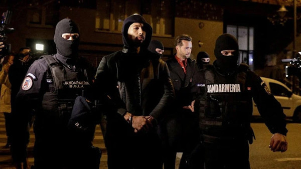 Alıkoydukları kadınlarla cinsel içerikli film çektiler. Ünlü ismin fuhuş çetesi çökertildi. 'Tate'in melekleri' lakabıyla tanınan iki genç kadın şebekenin eline düşen kadınları zorla cinsel içerikli filmlerde oynattı