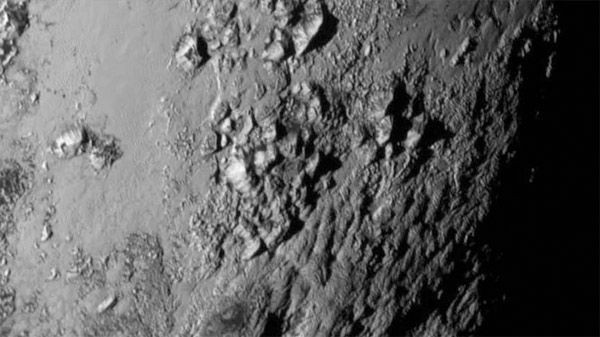 Gizemli gezegen Plüton'dan 'tarihi' fotoğraf!