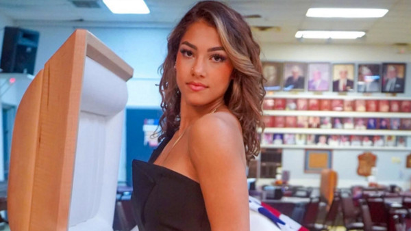 Babasının tabutu önünde ‘seksi’ pozlar veren kadın konuştu: Hayatta olsa onaylardı