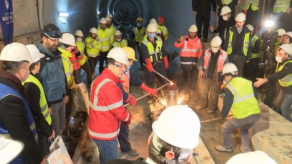 Kabataş-Mecidiyeköy-Mahmutbey metro hattı için tarih verildi. Ekrem İmamoğlu: Mahmutbey'den gelecek vatandaşımızı hem Fulya'ya hem Yıldız'a 7-8 dakikada ulaştırmış olacağız - Resim : 2