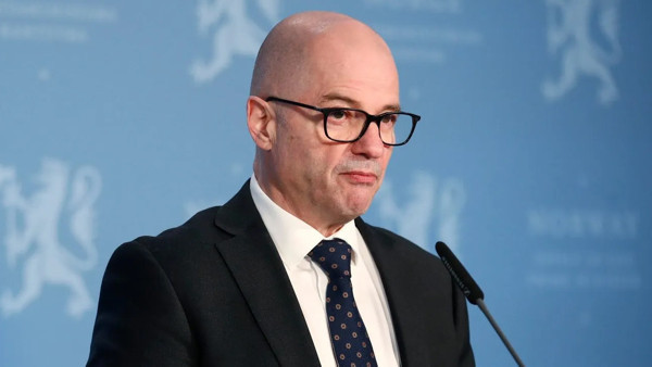 Bakanın lise öğrencisi ile yasak ilişkisi çıktı. Norveç Savunma Bakanı Enoksen, istifa etti