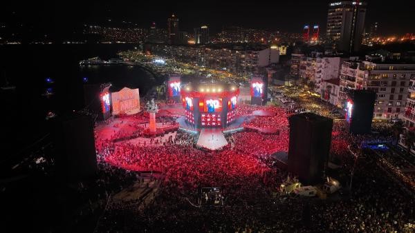 İzmir, kurtuluşunun 100. yılını büyük bir coşkuyla kutladı. Tarkan'dan İzmir'de muhteşem konser. Gündoğdu Meydanı'na yüz binler akın etti, meydan tıklım tıklım doldu - Resim : 3