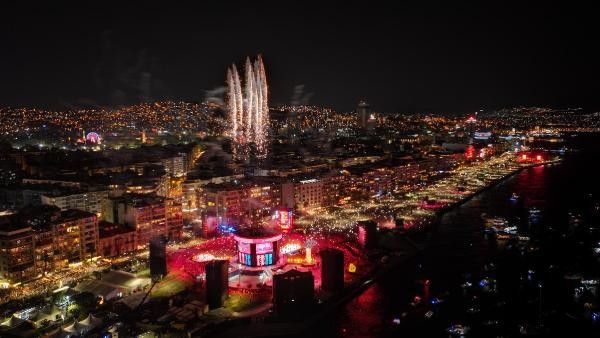 İzmir, kurtuluşunun 100. yılını büyük bir coşkuyla kutladı. Tarkan'dan İzmir'de muhteşem konser. Gündoğdu Meydanı'na yüz binler akın etti, meydan tıklım tıklım doldu - Resim : 10