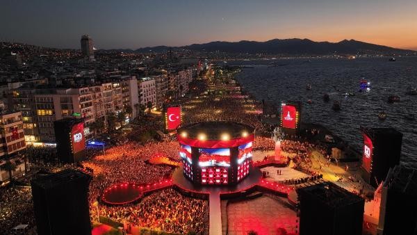 İzmir, kurtuluşunun 100. yılını büyük bir coşkuyla kutladı. Tarkan'dan İzmir'de muhteşem konser. Gündoğdu Meydanı'na yüz binler akın etti, meydan tıklım tıklım doldu - Resim : 12