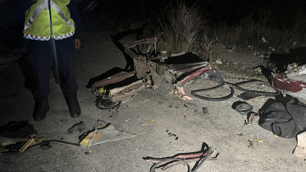 Eskişehir- Ankara karayolunda korkunç kaza. Otomobil, kamyona arkadan çarptı. 2 kişi hayatını kaybetti. Kilometrelerce araç kuyruğu