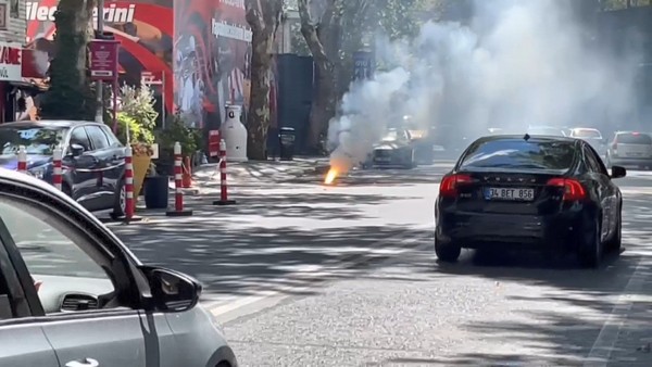 Sarıyer'de korku dolu anlar: Yolun altından alev çıktı - Resim : 2