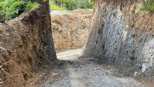 Yaşayanlar, ölenlerin yoluna isyan etti: Dağ yarılmış gibi - Resim : 3