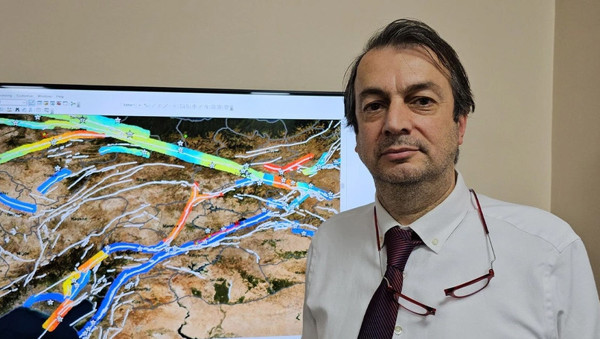 7 büyüklüğünde deprem uyarısı. Yeni fay ortaya çıktı. 30 ila 40 kilometre uzunluğunda... Haritalarda yok. Erzurum, Adana, Malatya, Çorum ve Amasya...