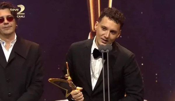 48. Pantene Altın Kelebek Ödülleri sahiplerini buldu. İşte Pantene Altın Kelebek'i kazananlar... Arabeks fantezi dalında en iyi kadın şarkıcı Ebru Yaşar oldu. Altın Kelebek'e Yargı damga vurdu. İşte Altın Kelebek'te yaşananlar - Resim : 12