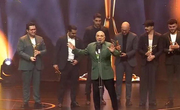 48. Pantene Altın Kelebek Ödülleri sahiplerini buldu. İşte Pantene Altın Kelebek'i kazananlar... Arabeks fantezi dalında en iyi kadın şarkıcı Ebru Yaşar oldu. Altın Kelebek'e Yargı damga vurdu. İşte Altın Kelebek'te yaşananlar - Resim : 34