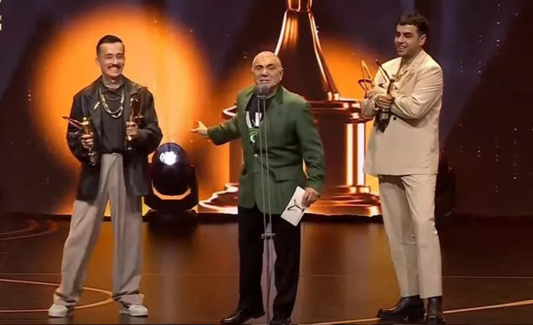 48. Pantene Altın Kelebek Ödülleri sahiplerini buldu. İşte Pantene Altın Kelebek'i kazananlar... Arabeks fantezi dalında en iyi kadın şarkıcı Ebru Yaşar oldu. Altın Kelebek'e Yargı damga vurdu. İşte Altın Kelebek'te yaşananlar - Resim : 33