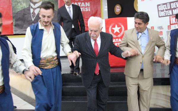 Doğu Perinçek'ten evlat nöbetindeki ailelere ziyaret. Ziyarette Şule Perinçek ve Ethem Sancak da yer aldı. Perinçek: HDP kapatılacak - Resim : 3