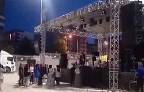 Konsere 8 kişi geldi Yavuz Bingöl sahneden indi. Ünlü türkücü Yavuz Bingöl iptal ettiği konserle ilgili açıklama yaptı