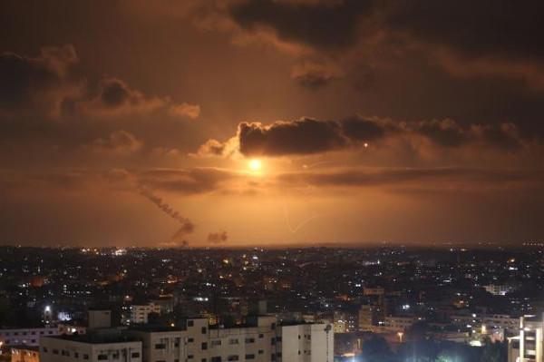 Gazze'de olaylı gece. İsrail Ordusu Gazze'ye saldırdı. İsrail'is saldırısında biri çocuk 10 ölü... Türkiye'de İsrail'in saldırısına tepki. İsrail 25 bin yedek askerini göreve çağırdı - Resim : 2
