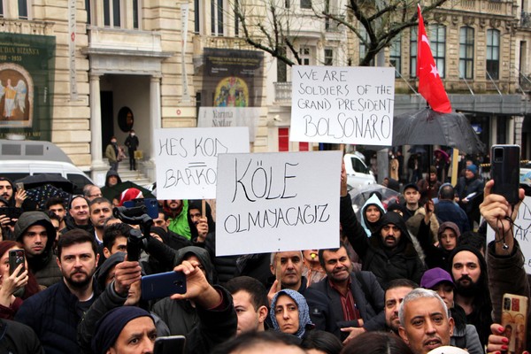 İstanbul Beyoğlu'nda aşı karşıtları deve ve eşek ile eylem yaptı: Maske kullanımı, HES Kodu ve aşı istemiyorlar... - Resim : 4