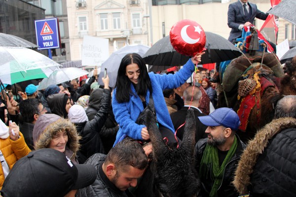 İstanbul Beyoğlu'nda aşı karşıtları deve ve eşek ile eylem yaptı: Maske kullanımı, HES Kodu ve aşı istemiyorlar... - Resim : 3