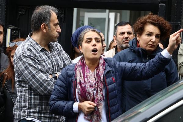 Evlat nöbeti tutan aileler HDP'ye siyah çelenk bıraktı, gerginlik yaşandı: Gözaltılar var - Resim : 2