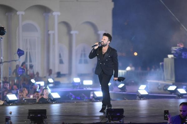 İzmir, kurtuluşunun 100. yılını büyük bir coşkuyla kutladı. Tarkan'dan İzmir'de muhteşem konser. Gündoğdu Meydanı'na yüz binler akın etti, meydan tıklım tıklım doldu - Resim : 6