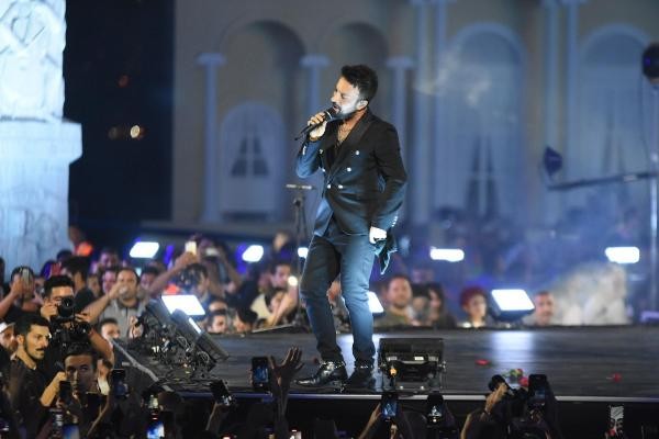 İzmir, kurtuluşunun 100. yılını büyük bir coşkuyla kutladı. Tarkan'dan İzmir'de muhteşem konser. Gündoğdu Meydanı'na yüz binler akın etti, meydan tıklım tıklım doldu - Resim : 7