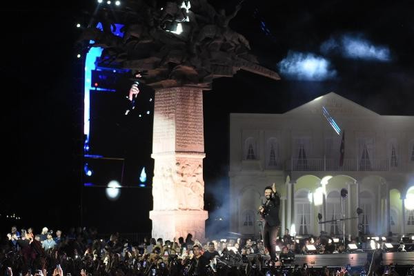 İzmir, kurtuluşunun 100. yılını büyük bir coşkuyla kutladı. Tarkan'dan İzmir'de muhteşem konser. Gündoğdu Meydanı'na yüz binler akın etti, meydan tıklım tıklım doldu - Resim : 9