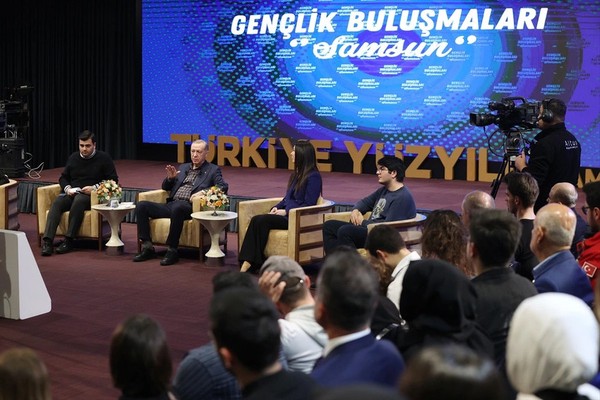 Cumhurbaşkanı Erdoğan, Samsun'da gençlerle buluştu. Erdoğan salona girerken, Orhan Gencebay şarkısı çalındı. Erdoğan'dan gençlere flaş mesajlar