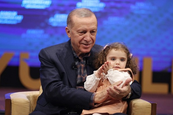 Cumhurbaşkanı Erdoğan, Samsun'da gençlerle buluştu. Erdoğan salona girerken, Orhan Gencebay şarkısı çalındı. Erdoğan'dan gençlere flaş mesajlar - Resim : 2