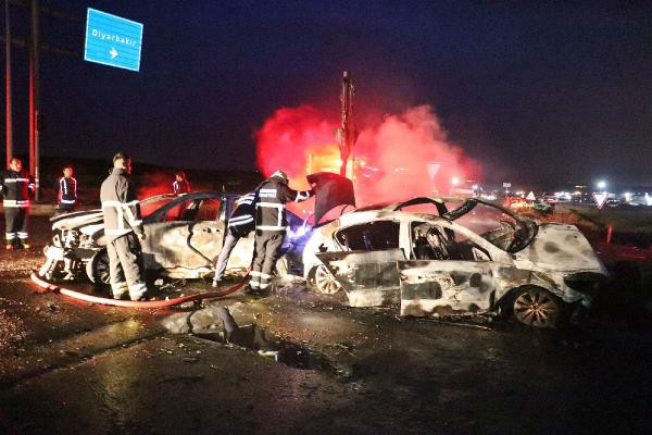 Diyarbakır'da korkunç kaza! İki araç çarpıştı. Araçlar alev topuna döndü - Resim : 5
