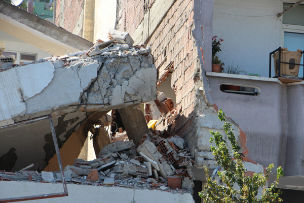 Samsun'daki kontrollü yıkımda ortalık savaş alanına döndü. Çevredeki binalar hasar gördü. Valilik'ten soruşturma... - Resim : 2