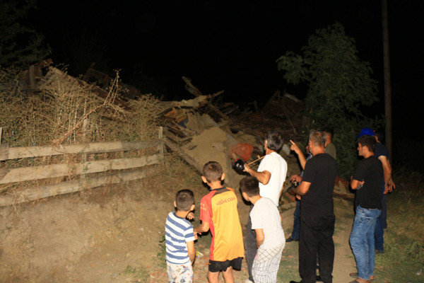 Tokat'ta ev çöktü. Deprem oluyor sandılar. Büyük bir gürültü koptu. Enkaz altında kalan var. Olay yerinden ilk görüntüler...